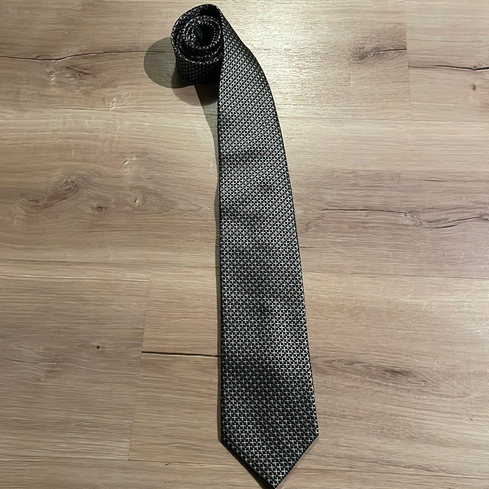 Guy Laroche Tie. Black, Light Green. 100% Silk. Excellent condition